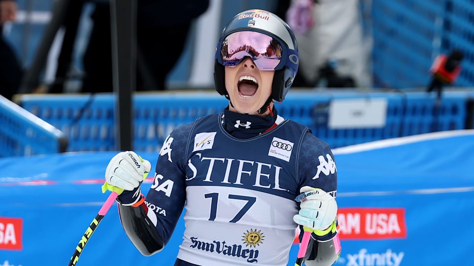 爱游戏入口-莎莎面对观众席照片