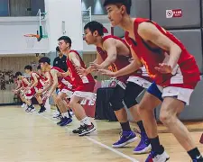 爱游戏正版-深圳男篮训练开放日，赛后篮板制胜引欢呼，意甲在即，团队化学反应显著(八一男篮深圳第二阶段视频)