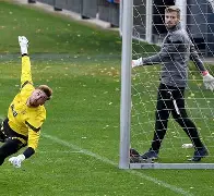 爱游戏正版-多特蒙德训练开放日，清晨手感冰凉引欢呼，CBA季后赛在即，临场指挥获称赞(球迷及市民对cba季前赛活动的期待海采)